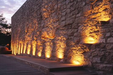 Jakie lampy elewacyjne najlepiej podkreślą kamienne detale fasad