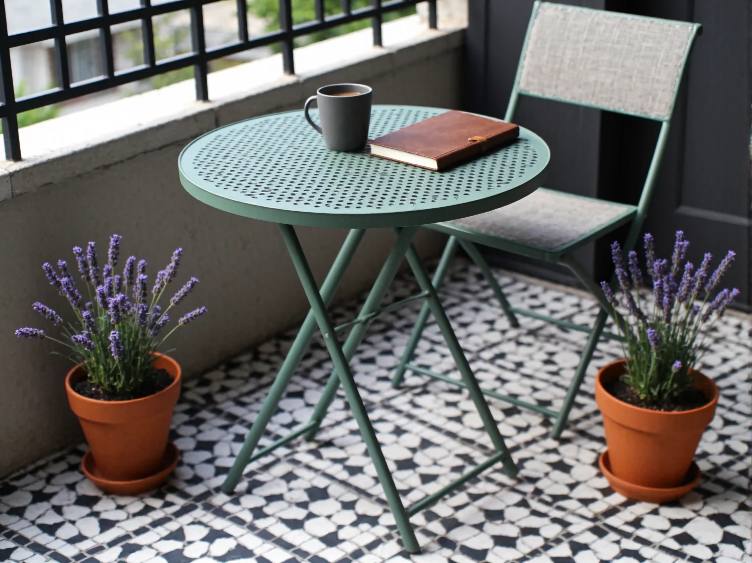 Drewniany składany stół ogrodowy z krzesłami, idealny wybór na mały balkon