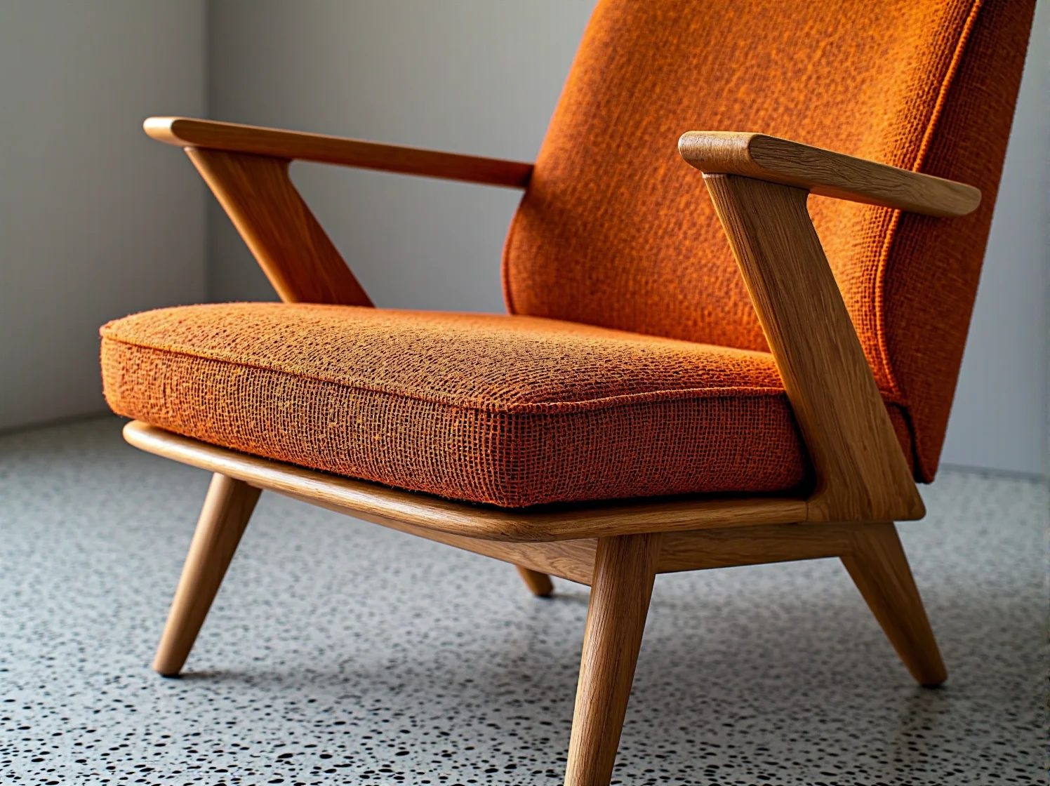 Detal dekoracyjnego forniru na drzwiach szafki retro, podkreślający unikalny wzór naturalnego drewna.