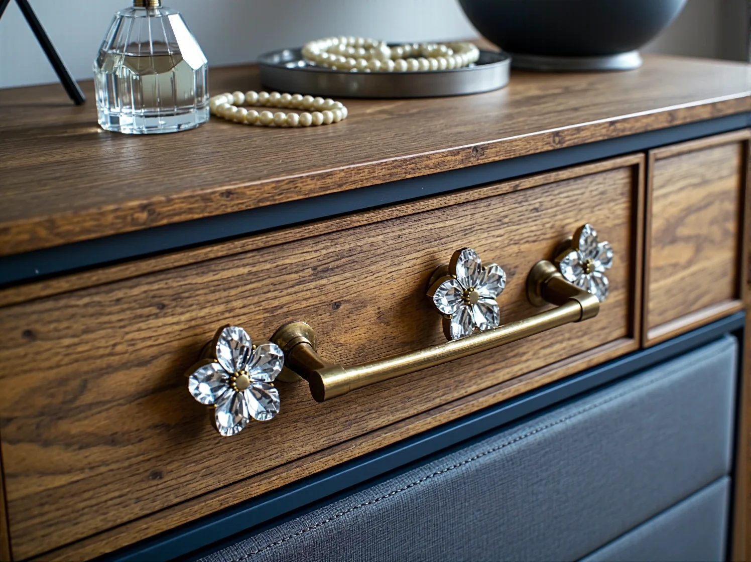 Przemalowane łóżko sypialniane ze złotymi akcentami nadającymi blask i elegancję.