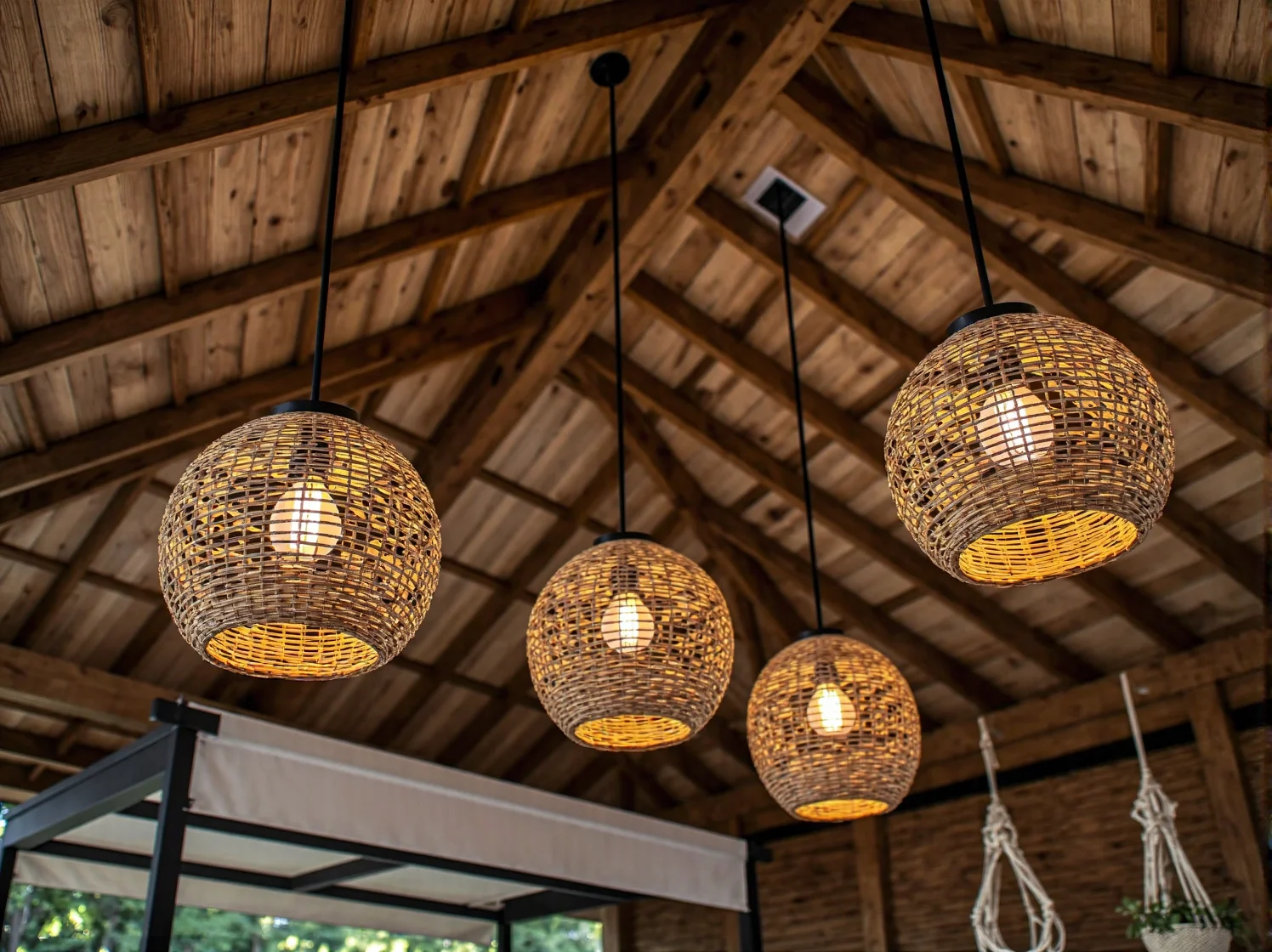 Montaż kinkietu solarnego na ścianie altany z drewna