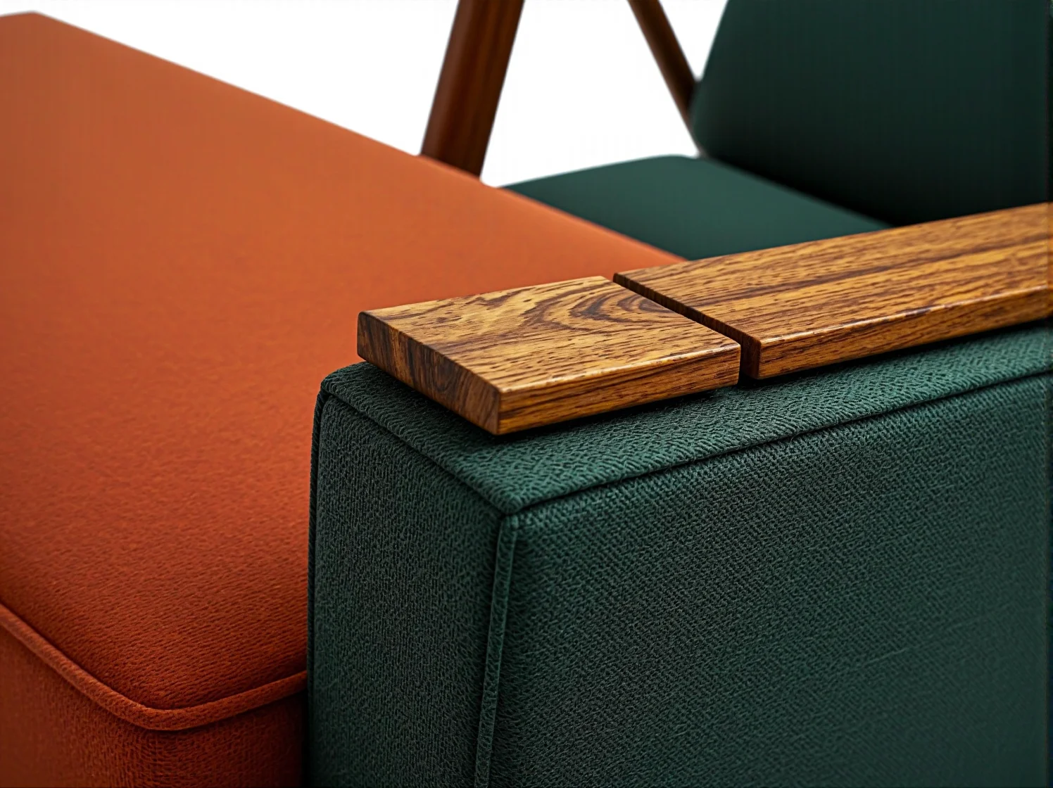 Minimalistyczne wnętrze z jasnymi meblami o organicznych kształtach.