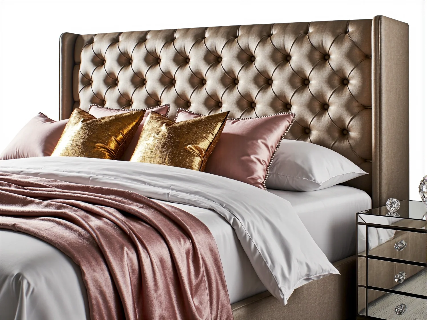 Kryształowy żyrandol i oświetlenie podkreślające blask mebli glamour.