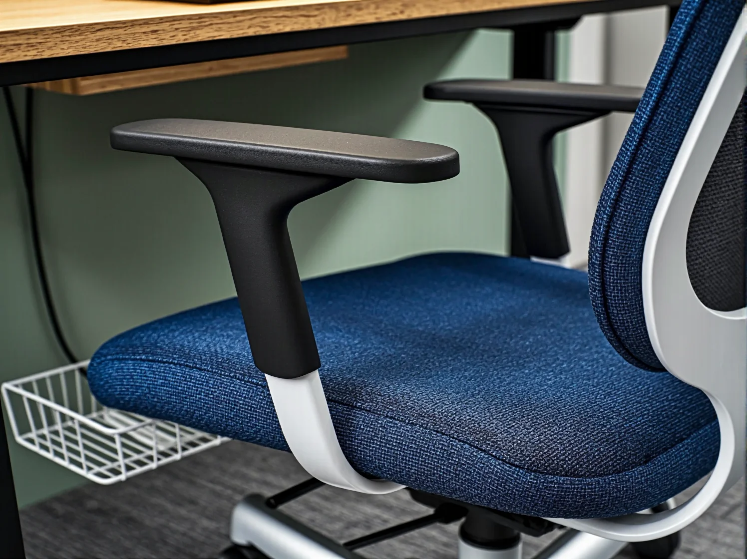 Różne style wygodnych krzeseł biurowych do przestrzeni współdzielonych