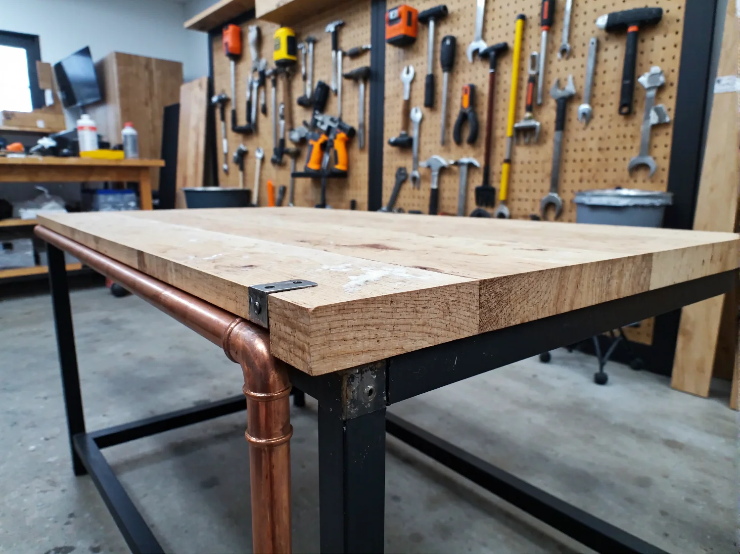 Gotowy projekt DIY z solidnym połączeniem drewna i metalu dzięki odpowiedniemu klejowi.