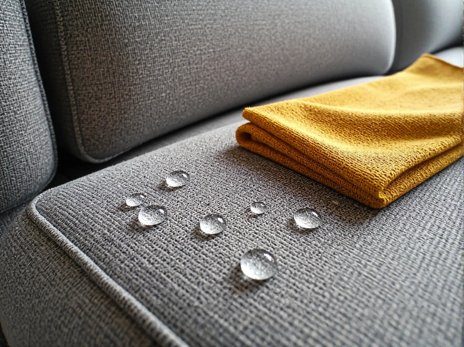 Szybkie usuwanie plamy z narożnika z tkaniną hydrofobową