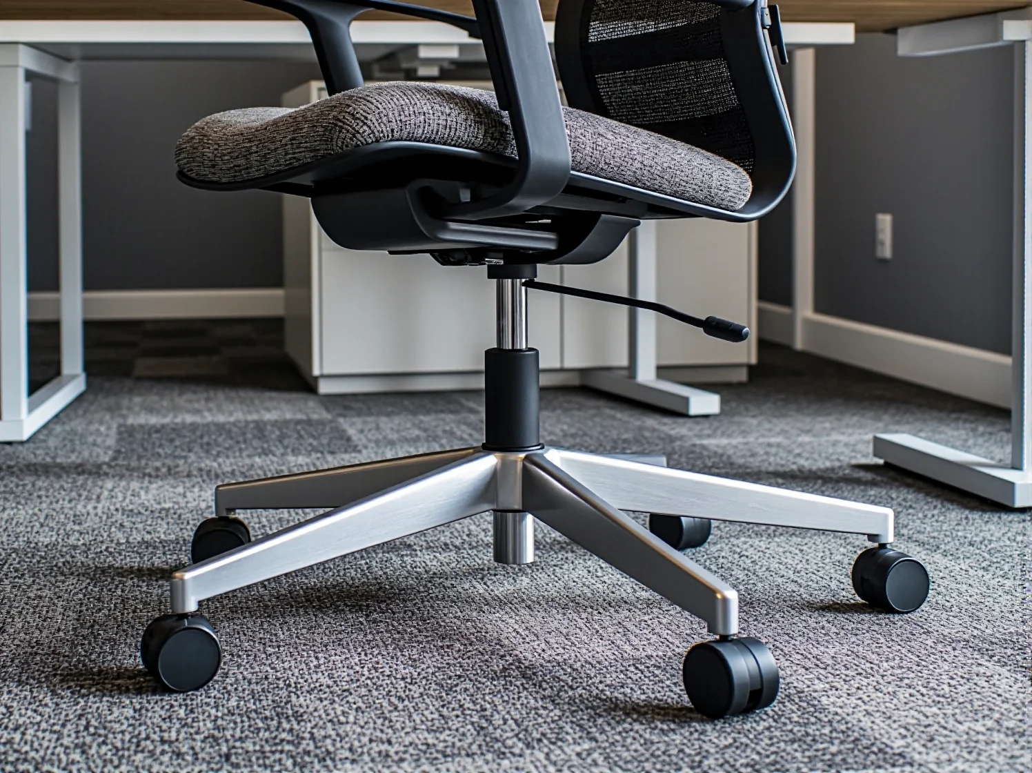 Zdrowa postawa podczas pracy w coworkingu na ergonomicznym fotelu