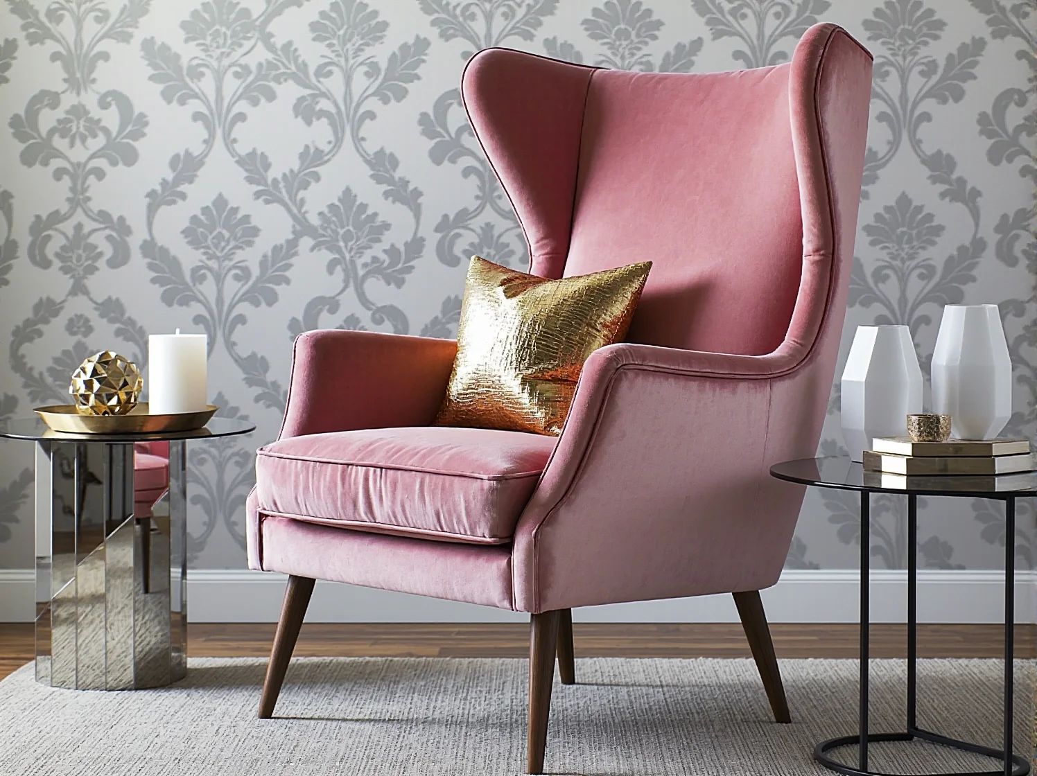 Zbliżenie na złote nóżki i pikowania eleganckiego fotela.